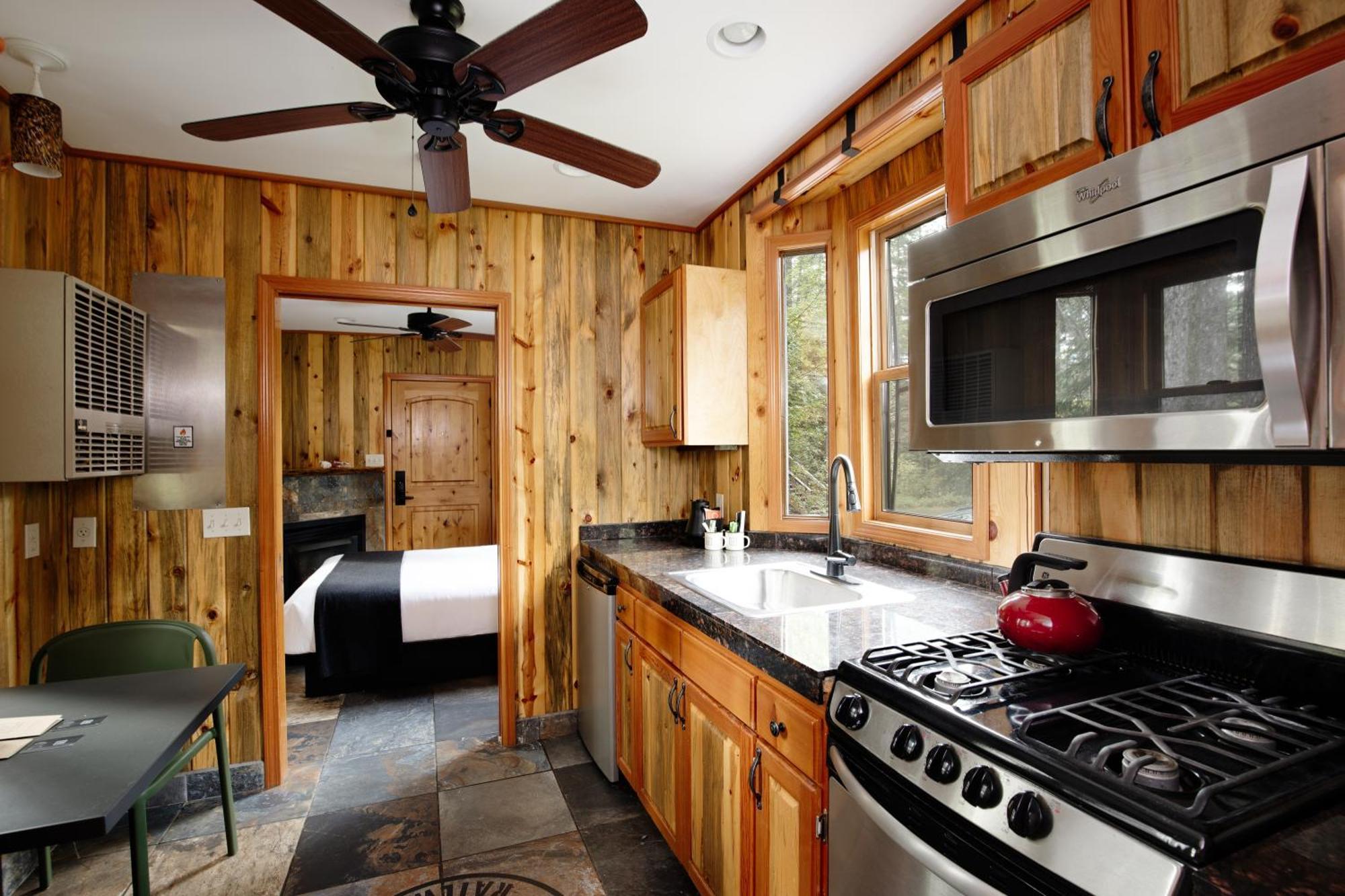 Loge Glacier National Park Essex Экстерьер фото